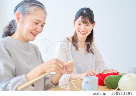 編み物をするシニア女性と若い女性 編み物をするシニア女性と若い女性 108853895