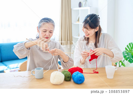 編み物をするシニア女性と若い女性 108853897