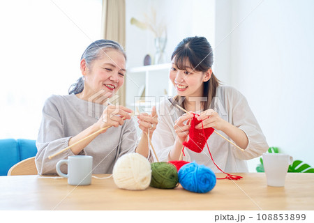 編み物をするシニア女性と若い女性 編み物をするシニア女性と若い女性 108853899