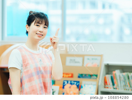 保育士の女性 撮影協力:有明教育芸術短期大学 保育士の女性 撮影協力:有明教育芸術短期大学 108854280