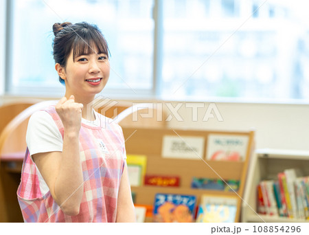 保育士の女性　撮影協力：有明教育芸術短期大学 108854296