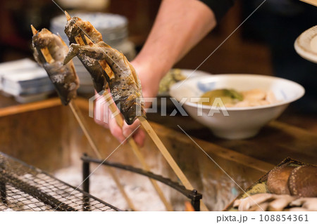 囲炉裏で魚を焼くところ クローズアップの手元 囲炉裏で魚を焼くところ クローズアップの手元 108854361