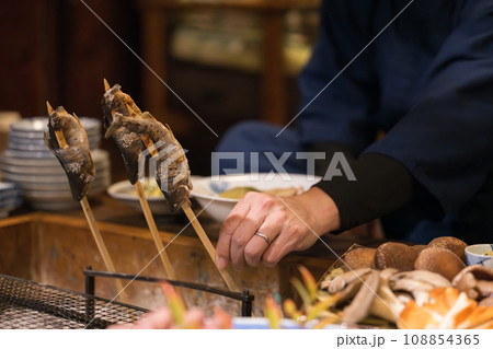 囲炉裏で魚を焼くところ クローズアップの手元 囲炉裏で魚を焼くところ クローズアップの手元 108854365