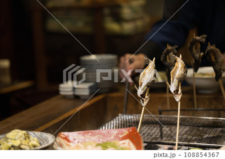 囲炉裏で魚を焼くところ クローズアップの手元 囲炉裏で魚を焼くところ クローズアップの手元 108854367