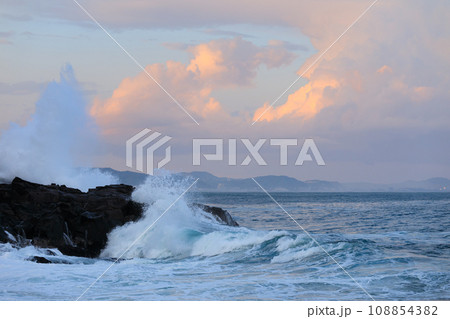 強風で大しけになる海の風景 強風で大しけになる海の風景 108854382