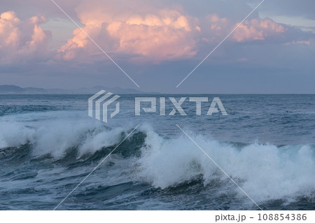 強風で大しけになる海の風景 108854386