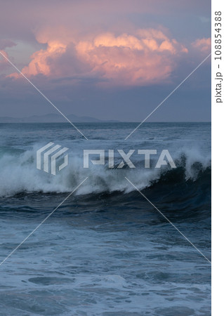 強風で大しけになる海の風景 108854388