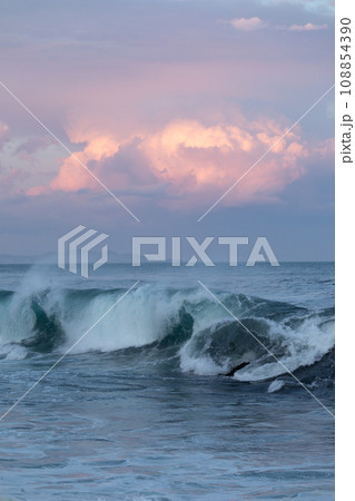 強風で大しけになる海の風景 108854390