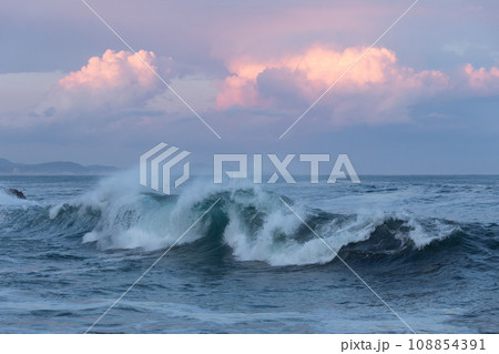 強風で大しけになる海の風景 108854391