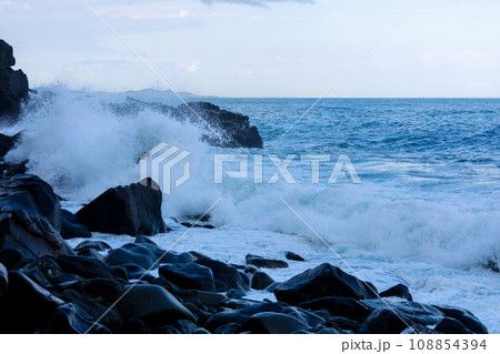 強風で大しけになる海の風景 強風で大しけになる海の風景 108854394