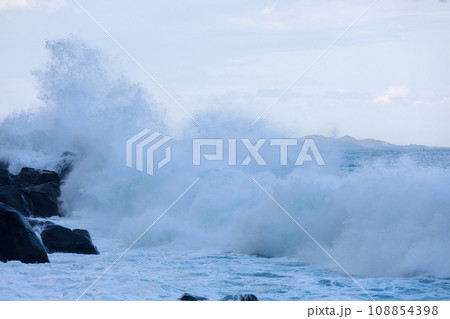 強風で大しけになる海の風景 108854398