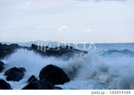 強風で大しけになる海の風景 108854399