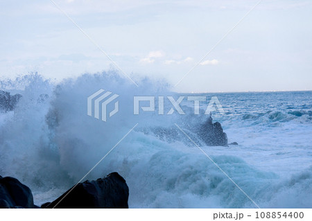強風で大しけになる海の風景 108854400