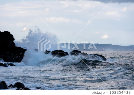 強風で大荒れになる海岸の風景 108854438