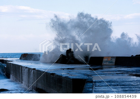 強風で大荒れになる海岸の風景 108854439