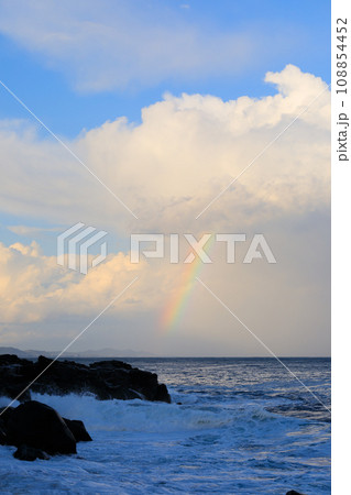 強風で大荒れになる海岸の風景 108854452