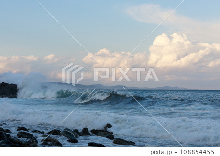 強風で大荒れになる海岸の風景 108854455