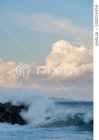 強風で大荒れになる海岸の風景 強風で大荒れになる海岸の風景 108854456