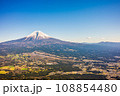 静岡県の朝霧高原上空から富士山を空撮。秋11月 108854480