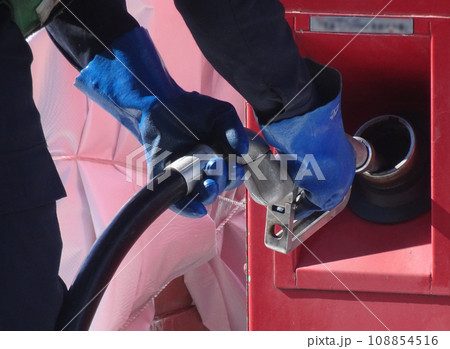 可搬型発電機に給油車にて給油している様子 可搬型発電機に給油車にて給油している様子 108854516