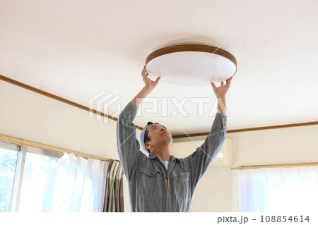 シーリングライト照明を取り付ける男性 108854614