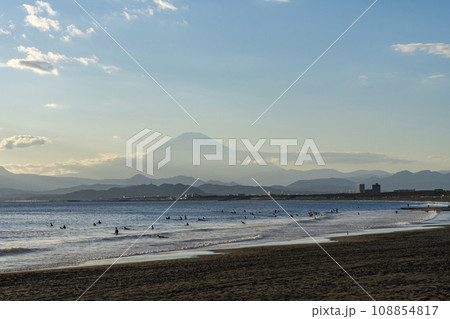 湘南海岸から望む富士山の風景 108854817