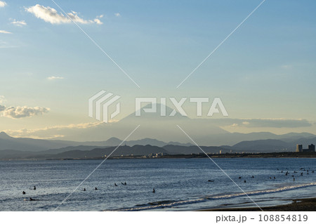 湘南海岸から望む富士山の風景 108854819