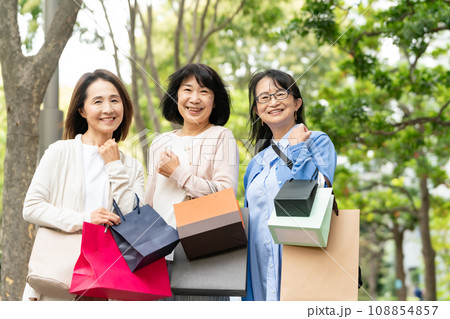 ショッピング　セール　買い物　シニア 108854857