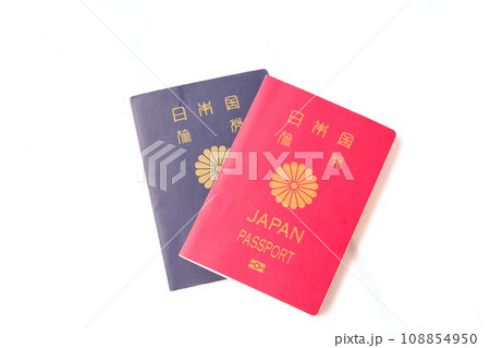 日本のパスポート（一般旅券10年用赤色と一般旅券5年用紺色） 108854950