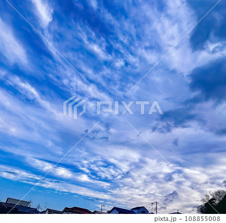 早朝にこんな雲が広がっていて、感動しました。 早朝にこんな雲が広がっていて、感動しました。 108855008
