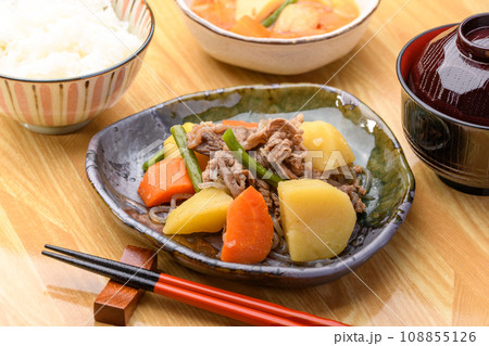 家庭料理の定番 肉じゃが 家庭料理の定番 肉じゃが 108855126