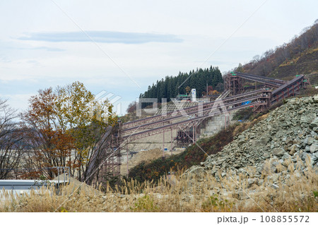 2023年11月長大なベルトコンベア建ち並ぶ成瀬ダム工事現場　赤滝散策路より　秋田県 108855572