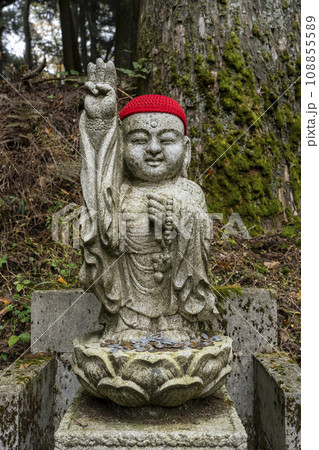比叡山延暦寺釈迦堂付近にある、三本指をたてた可愛いお地蔵さん 108855589