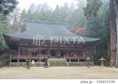比叡山延暦寺西塔　霧がかった釈迦堂（転法輪堂）　紅葉の季節 108855590