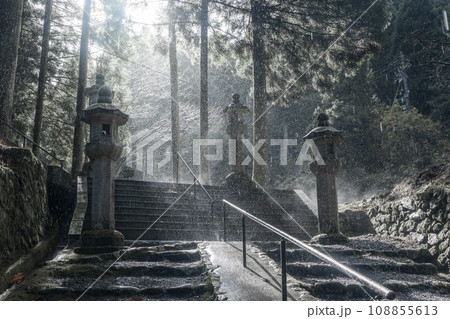 比叡山延暦寺 西塔から東塔へ至る土砂降りの参道 比叡山延暦寺 西塔から東塔へ至る土砂降りの参道 108855613