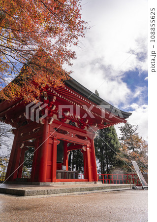 比叡山延暦寺東塔　鐘楼（秋の開運の鐘、世界平和の鐘） 108855625