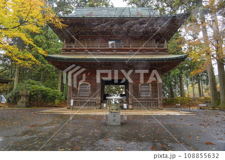比叡山延暦寺の山門　紅葉と雪の文殊楼 108855632