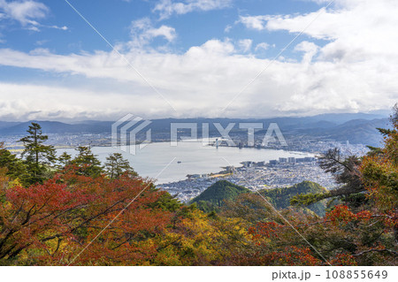 ケーブル延暦寺駅から見える美しい紅葉とびわ湖の景色 ケーブル延暦寺駅から見える美しい紅葉とびわ湖の景色 108855649
