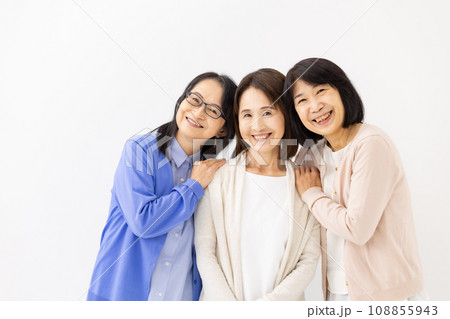 女性　カジュアル　シニア　3人 108855943