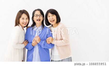 女性　カジュアル　シニア　3人 108855951