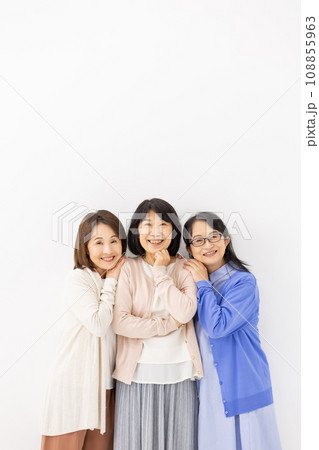 女性 カジュアル シニア 3人 女性 カジュアル シニア 3人 108855963