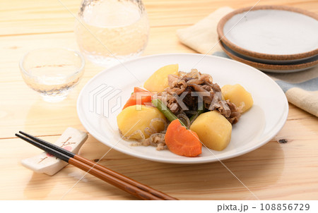 家庭料理の定番 肉じゃが 家庭料理の定番 肉じゃが 108856729