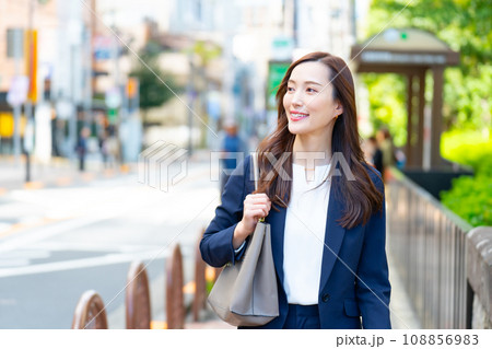 ビジネス 女性 移動 ビジネス 女性 移動 108856983