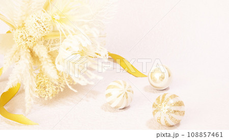 白はーい花の花束と金色のリボン　淡い色の背景 108857461