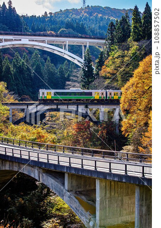 只見線 秋のアーチ三兄弟を渡る列車(福島県三島町、10月下旬午前) 只見線 秋のアーチ三兄弟を渡る列車(福島県三島町、10月下旬午前) 108857502