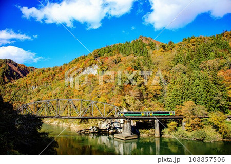 只見線 秋の第四只見川橋梁を渡る列車キハE120形(福島県金山町、10月下旬午後) 只見線 秋の第四只見川橋梁を渡る列車キハE120形(福島県金山町、10月下旬午後) 108857506