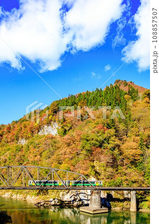 只見線　秋の第四只見川橋梁を渡る列車キハE120形(福島県金山町、10月下旬午後) 108857507