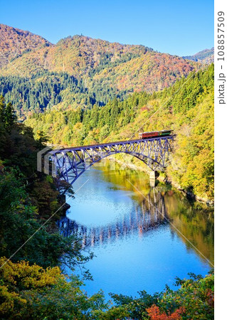 只見線　秋の第一只見川橋梁を渡る列車(福島県三島町、10月下旬午後) 108857509