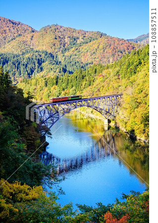 只見線 秋の第一只見川橋梁を渡る列車(福島県三島町、10月下旬午後) 只見線 秋の第一只見川橋梁を渡る列車(福島県三島町、10月下旬午後) 108857511