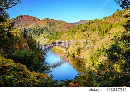 只見線　秋の第一只見川橋梁を渡る列車(福島県三島町、10月下旬午後) 108857513
